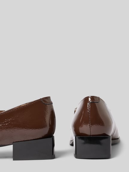 Produktfoto, Ballerinas mit Riemchen und Blockabsatz von BIANCO in braun mit abgerundeter Form, strukturierte Sohle, Absatzhöhe 3 cm, Schafthöhe 6 cm, Schaftweite 20 cm.