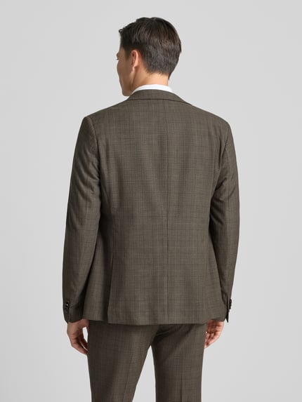Männermodel trägt Slim Fit 2-Knopf-Sakko mit Pattentaschen von MCNEAL in Braun, feine Struktur, Material-Mix, Ganzkörperansicht Rückansicht.