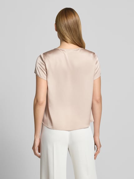 Frauenmodel trägt Blusenshirt mit Rundhalsausschnitt und Raffungen von Vera Mont aus Satin, Regular-Fit, Rückenlänge 55 cm, Ärmellänge 15 cm, Ganzkörperansicht Rückansicht