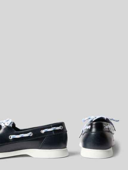 Productfoto, Loafers aus Leder mit Schnürung van Marc Cain Bags & Shoes, donkerblauw echt leer, afgeronde neus, witte zool, vetersluiting, slip-on, hakhoogte 2 cm, schachthoogte 6 cm, schachtwijdte 12 cm