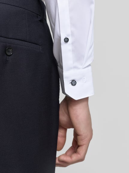Männermodel trägt Super Slim Fit Business-Hemd Modell 'Urban Kent' von OLYMP No. Six, Baumwoll-Elasthan-Mix, Detailaufnahme rechter Ärmel, Knopfleiste, Business-Look