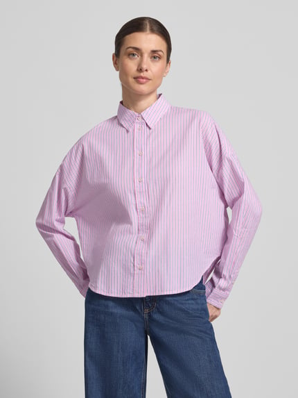 Kobiece model nosi Relaxed Fit Hemdbluse aus reiner Baumwolle von Marc O'Polo, efekt: wzór w paski, krój relaxed fit, kołnierzyk koszulowy, pas na plecach, listwa guzikowa, długi rękaw z mankietami, wykończenie: zaokrąglony, materiał: bawełna, ujęcie: całkowity widok z przodu.