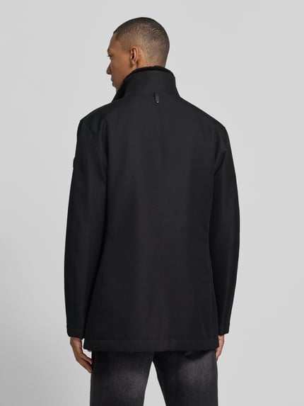 Männermodel trägt Kurzmantel Modell 'DARRY' von JOOP! in Schwarz mit Struktur, Stehkragen, Langarm, Rückansicht, Ganzkörperansicht Rückansicht.