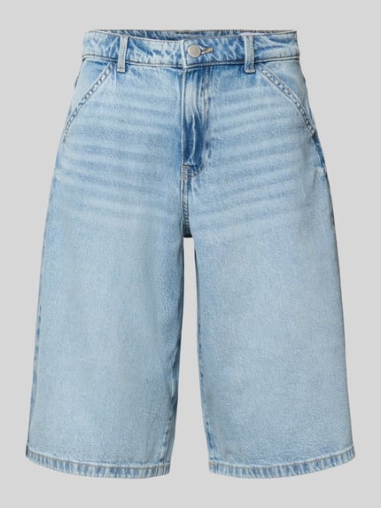 Produktfoto, Regular Fit Jeansshorts aus reiner Baumwolle Modell 'SILO' von Vero Moda in blauer Denim-Optik mit Gürtelschlaufen, Knopf und verdecktem Reißverschluss, seitliche Eingrifftaschen und Gesäßtaschen, Materialstruktur reine Baumwolle