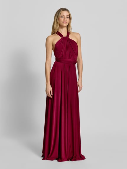 Vrouwenmodel draagt Maxikleid mit tiefem V-Ausschnitt van Rose Avenue, getailleerd model, diepe v-hals, rugdecolleté, tailleband, ruglengte maat S 135 cm, Ganzkörperaanzicht van voren.