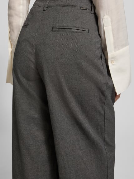 Frauenmodel trägt Hose mit weitem Bein und Eingrifftaschen Modell 'Tullahoma' von Mustang im Baumwoll-Mix mit Viskose-Anteil, Detailaufnahme Rückansicht.