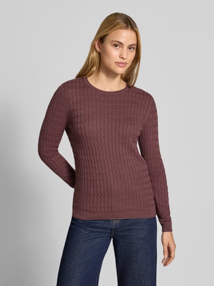 Frauenmodel trägt Slim Fit Strickpullover mit Zopfmuster von Christian Berg Woman in Braun, Baumwoll-Mix, Ganzkörperansicht von vorne.