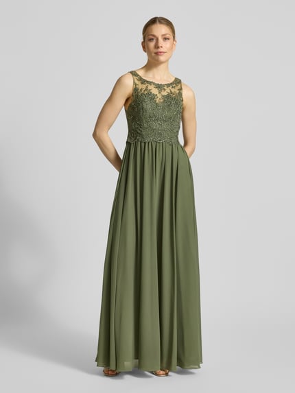 Frauenmodel trägt Midikleid mit Spitze und Ziersteinbesatz von Laona in Olivgrün, A-Linie, Chiffon, Ganzkörperansicht von vorne.