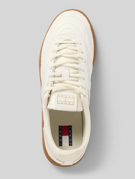 Productfoto, Low Top Sneaker uit echt leer van Tommy Jeans, effen wit met afgeronde neus, platte zool, labelprint, contrasterende stiksels, vetersluiting, glad leer, gestructureerde rubberzool.