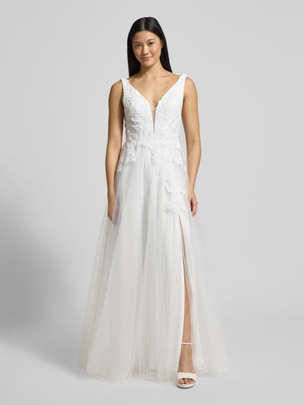 Vrouwenmodel draagt Brautkleid mit Herz-Ausschnitt van Mascara, wit, nauwsluitend, ondoorzichtig onderjurk, sierrand, vooraanzicht op volledige lengte.