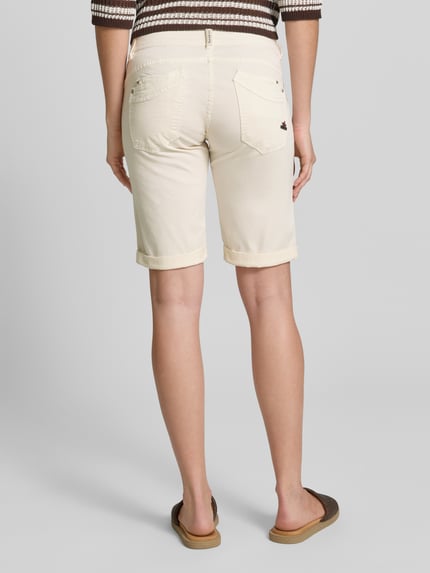 Frauenmodel trägt Bermudas mit Knopfleiste Modell 'Malibu' von Buena Vista in Beige, Baumwoll-Mix, Regular Fit, Eingrifftaschen, Ganzkörperansicht Rückansicht.