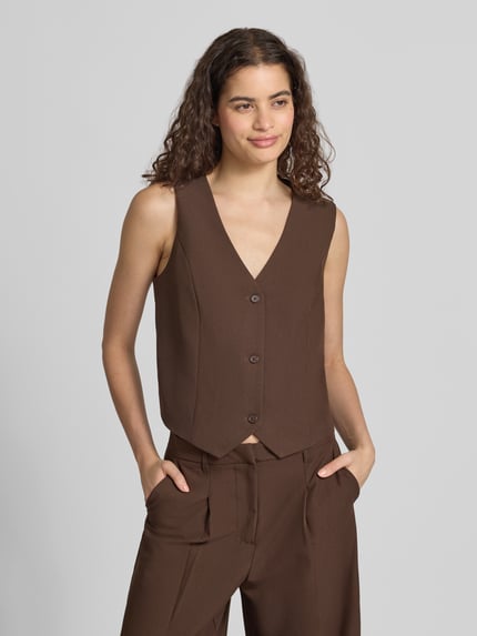 Frauenmodel trägt Regular Fit Anzugweste mit Viskose-Anteil Modell 'BOSELLA' von PIECES in Braun, glatte Oberfläche, Ganzkörperansicht von vorne.