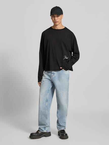Mannelijk model draagt Regular Fit Longsleeve uit katoen van RHUDE, met labelstitchings, ronde hals, heren shirt met lange mouwen, ruglengte bij maat M 62 cm, geheel vooraanzicht.