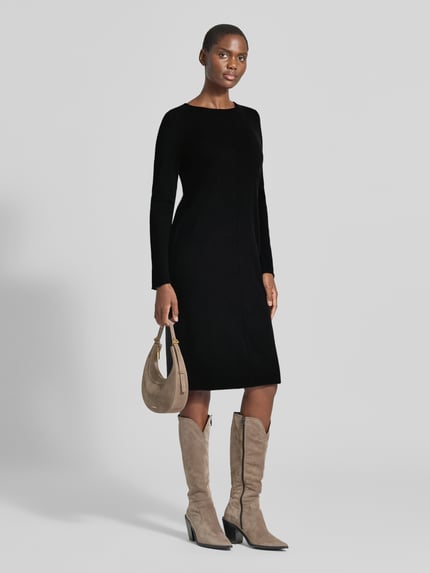 Frauenmodel trägt Slim Fit Kleid aus reinem Kaschmir in Strick-Optik von Christian Berg Woman, knielang, schwarz, Langarm, Ganzkörperansicht von vorne.