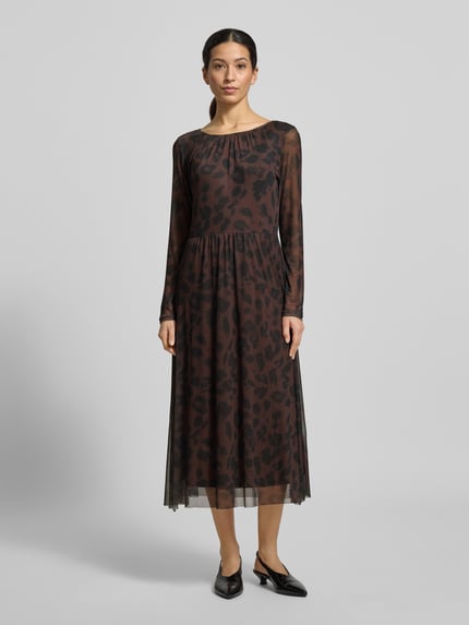 Vrouwenmodel draagt Tailliertes Freizeitkleid met all-over motief van Tom Tailor, getailleerde pasvorm, midilengte, ronde hals, knoop- en oogsluiting, lange mouwen, rechte zoom, chiffonmateriaal; geheellichaamsaanzicht van voren.