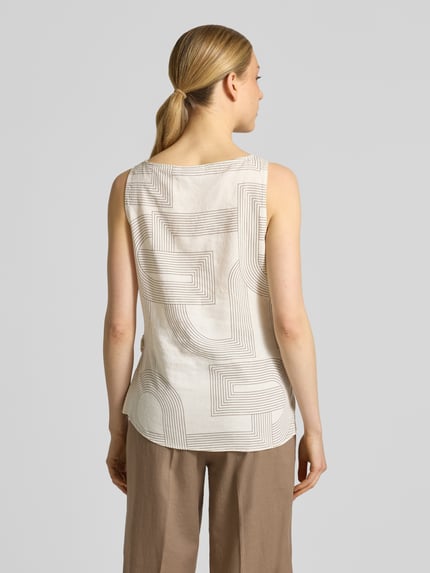 Vrouwenmodel draagt Blusentop aus Leinen-Lyocell-Mix mit zij-plooien van comma, regular fit, all-over look, ronde hals, ruglengte maat 36: 60 cm, geheel aanzicht achteraan.