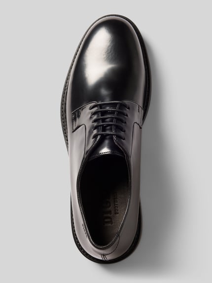 Produktfoto, Schnürschuh aus beschichtetem Leder mit Label-Prägung Modell 'Sanjay' von DIGEL, abgerundete-Spitze, strukturierte Sohle, Absatzhöhe 3 cm, Schafthöhe 7 cm, Schaftweite 10 cm, glänzende und glatte Oberfläche, dunkle Farbgebung