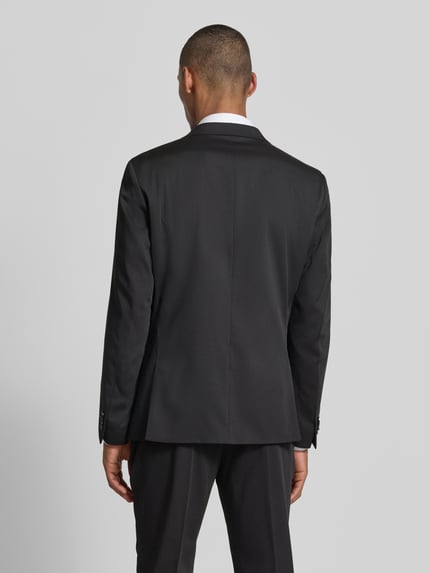 Männermodel trägt schwarzen Slim Fit Anzugsakko mit Viskose-Anteil von s.Oliver BLACK LABEL, glatte Struktur, Ganzkörperansicht Rückansicht.