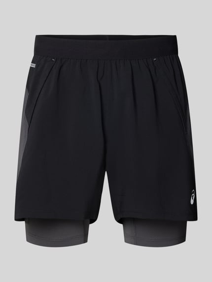 Produktfoto, Regular Fit Shorts mit integrierten Tights Modell 'Road' von ASICS TIGER, Schwarz-Grau, elastischer Bund, Logo-Detail, strukturierte Textur