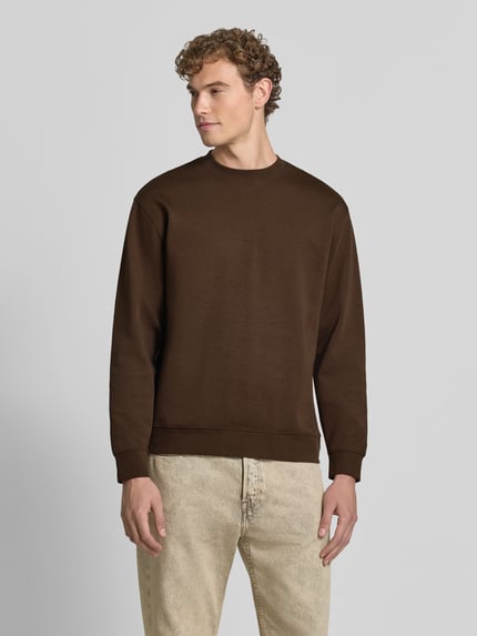 Mannelijk model draagt bruine slim fit pullover van katoen 'TOM' van Selected, heren sweatshirt, geheellichaamsaanzicht van voren.