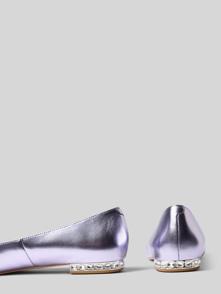 Produktfoto, Ballerina aus echtem Leder von Marc Cain Bags & Shoes in glänzender Optik, glatte Sohle, Spitze Passform, Absatzhöhe 1 cm, Schafthöhe 7 cm, Schaftweite 20 cm, Farbe silber lila