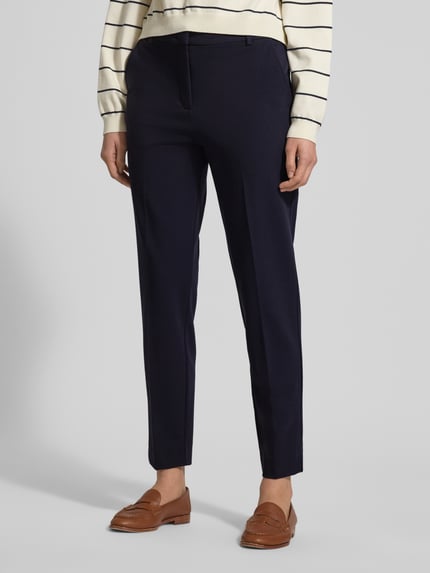 Frauenmodel trägt Stoffhose mit Gesäßtasche von Comma, dunkelblauer Viskose-Mix mit Stretch-Anteil, lockerer Schnitt, Nahaufnahme Oberkörper.
