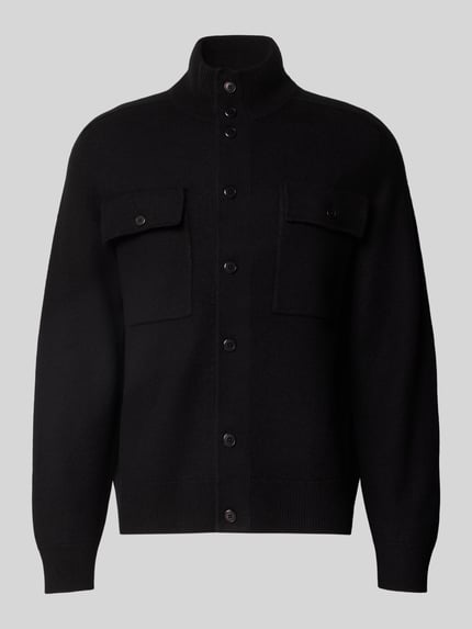 Produktfoto, czarny kardigan aus reinem Leinen von Filippa K, luźny krój, listwa guzikowa, kieszenie z patką, stójka, imitacja dzianiny, Długość tyłu w rozmiarze M: 66 cm, Szerokość ramion w rozmiarze M: 50 cm, Długość rękawów w rozmiarze M: 68 cm