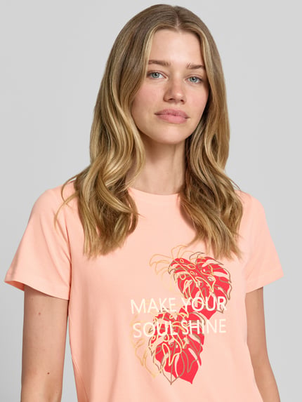 Frauenmodel trägt Damen T-Shirt mit Rundhalsausschnitt aus Reine Baumwolle, Statement- und Motiv-Print, Regular-Fit, Modell 'RINA' von Soyaconcept, Rückenlänge bei Größe S: 60 cm, Nahaufnahme Oberkörper.