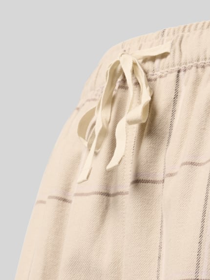 Produktfoto, Pyjama-Hose aus Flanell mit elastischem Bund von SCHIESSER, reine Baumwolle, kariertes Muster, weiche Textur, Allover-Look, Nahaufnahme Oberkörper