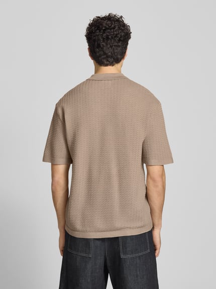 Männermodel trägt Relaxed-Fit Poloshirt Modell 'FERDINAND' von Redefined Rebel aus Reine Baumwolle, Strickshirt, Rückenlänge 70 cm, Ganzkörperansicht Rückansicht.