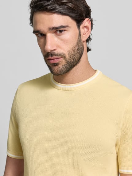 Mannelijk model draagt Regular Fit T-Shirt in Strick-Optik van Christian Berg Men, katoen, rond hals, elastische boorden, close-up bovenlichaam.