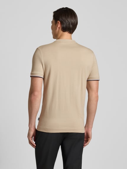 Männermodel trägt Regular Fit T-Shirt aus reine katoen Modell 'THOMPSON' van BOSS, beige, uni, contraststrepen, korte mouw, geheel van achteren