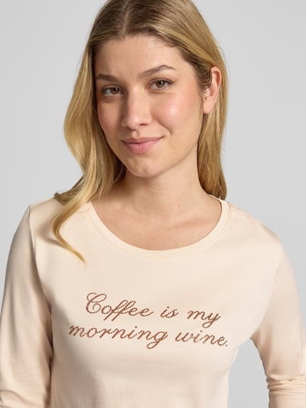 Vrouwenmodel draagt Regular fit shirt met lange mouwen van puur katoen met Met pailletten, ronde hals, lang ontwerp van monari, Ruglengte maat 36: 53 cm, Nahaufnahme Oberkörper.