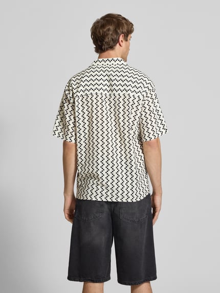 Männermodel trägt Regular Fit Freizeithemd mit Reverskragen Modell 'HOWIE' von Redefined Rebel, Allover-Look, Reine Baumwolle, Ganzkörperansicht Rückansicht