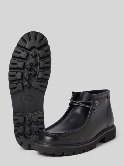 Produktfoto, schwarze Boots aus Leder Modell 'Cleyhill Top' von Clarks mit abgerundeter Spitze, Schnürung, sichtbare Profilsohle, glatte Textur, Absatzhöhe 3 cm, Schafthöhe und -weite 11 cm