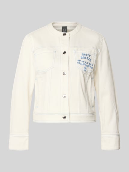 Produktfoto, cremefarbene Jeansjacke mit Motiv- und Statement-Stitching von Marc Cain, gerade geschnitten, Knopfleiste, Brusttaschen, Rundhalsausschnitt, Baumwoll-Mix mit Stretch-Anteil, seitliche Eingrifftaschen, sichtbare Textur durch Nähte, Rückenlänge 50 cm, Schulterbreite 42 cm, Brustweite 46 cm, Ärmellänge 49 cm