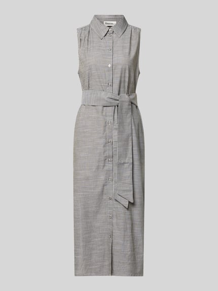Productfoto, Hemdblousejurk met ceintuur Model 'Skye Sunna' van My Essential Wardrobe, zuiver katoen, recht fit, midi, blauw-wit gestreept, overhemdkraag.