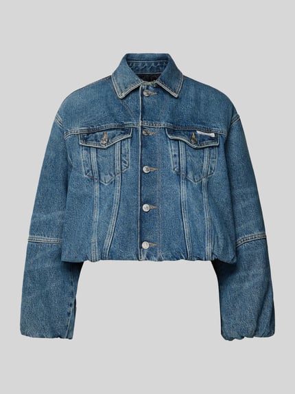 Produktfoto, Cropped Jeansjacke mit Knopfleiste von Calvin Klein Jeans aus Reine Baumwolle, blauer Denim, Hemdblusenkragen, Brusttaschen, lockerer Schnitt