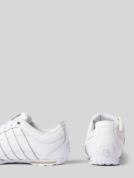 Produktfoto, Sneaker aus Leder mit Label-Details Modell 'Arvee 1.5' von K-SWISS in wit gecoat leer met afgerond model, profielzool, vetersluiting, labeldetails, hakhoogte maat 44: 1 cm, schachthoogte maat 44: 9 cm, schachtbreedte maat 44: 9 cm.