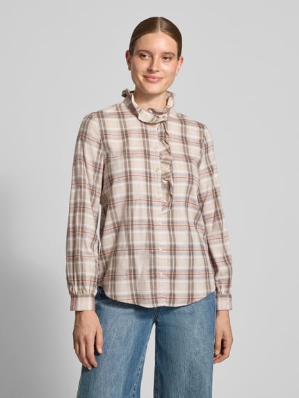 Frauenmodel trägt Bluse mit Rüschenkragen und Knopfleiste von Christian Berg Woman in Beige kariert aus reiner Baumwolle, Ganzkörperansicht von vorne.