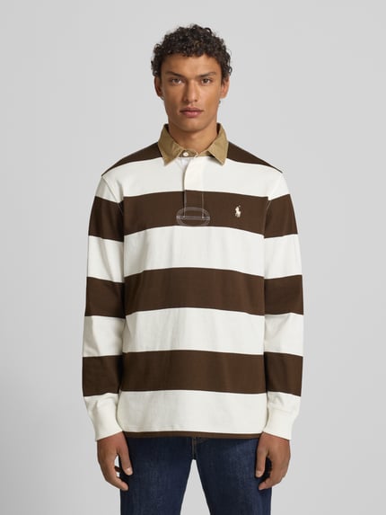 Männermodel trägt Sweatshirt mit Label-Stitching von Polo Ralph Lauren in Braun und Weiß, Regular-Fit, Reine Baumwolle, Ganzkörperansicht von vorne.