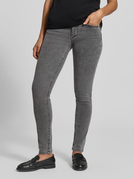 Frauenmodel trägt Skinny Fit Jeans mit Eingrifftaschen von Liu Jo White in Grau, Baumwoll-Mix mit Stretch-Anteil, Nahaufnahme Unterkörper.