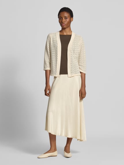 Vrouwenmodel draagt Relaxed Fit Bolero uit katoenmix van s.Oliver RED LABEL in licht beige, grof gebreid patroon, Ganzkörperansicht van voren.
