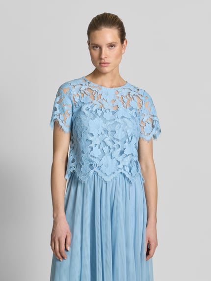 Vrouwenmodel draagt Blusenshirt aus Spitze mit Rundhalsausschnitt van V by Vera Mont in lichtblauw, regular fit, katoenmix, vooraanzicht busteshot.