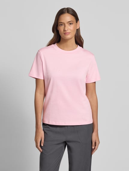 Vrouwenmodel draagt T-shirt met ronde hals van Jake*s Casual, puur katoen, regular fit, ruglengte maat S 56 cm, volledige vooraanzicht
