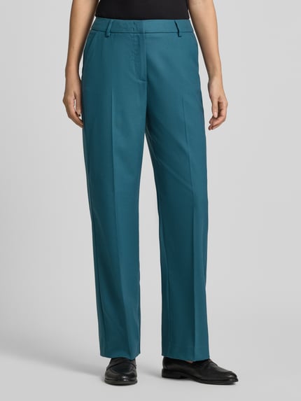 Kobiece model prezentuje Stoffhose mit Bügelfalte und französischen Eingrifftaschen von COMMA, kolor morski, prosty krój straight fit, materiał z domieszką wiskozy, kieszenie francuskie, hak i zamek, szerokość w rozmiarze 36: 39 cm, długość nogawki wewnętrznej w rozmiarze 36: 74 cm, widok całej sylwetki od przodu.