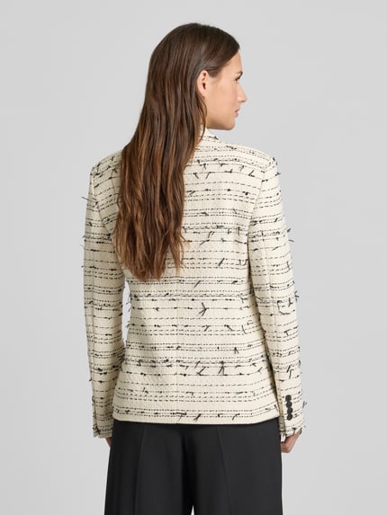 Frauenmodel trägt Slim Fit Longblazer aus Baumwoll-Mix Modell 'JALETO9' von BOSS in Bi-Color Optik mit Webstruktur, Ganzkörperansicht Rückansicht.