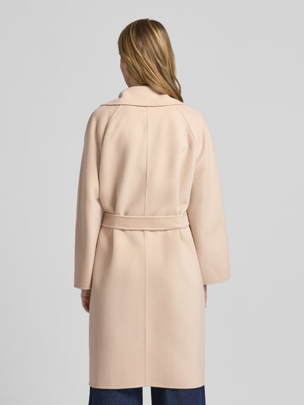 Frauenmodel trägt Regular Fit płaszcz wełniany z mieszanki żywej wełny model 'CIVADA' od Weekend Max Mara, efekt: jednolity kolor, kołnierz z połami, wiązany pasek, wyhaftowane logo, długi rękaw, wpuszczane kieszenie, materiał: mieszanka żywej wełny, Ganzkörperansicht Rückansicht.