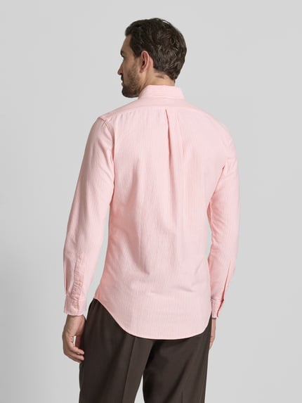 Männermodel trägt Freizeithemd mit Knopfleiste von Polo Ralph Lauren in Hellrosa mit feinem Streifenmuster, Reine Baumwolle, Regular-Fit, Button-Down-Kragen, Label-Stitching, Rückenlänge 74 cm, Schulterbreite 46 cm, Ärmellänge 65 cm, Ganzkörperansicht Rückansicht.