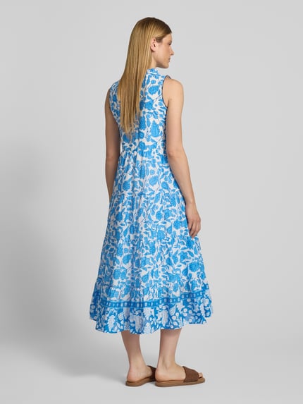 Frauenmodel trägt Midikleid im Allover-Look von MORE & MORE in Blau und Weiß, Reine Baumwolle, A-Linie, Stehkragen, Schnürung, Ganzkörperansicht Rückansicht. Rückenlänge 125 cm, Brustweite 48 cm bei Größe 36.